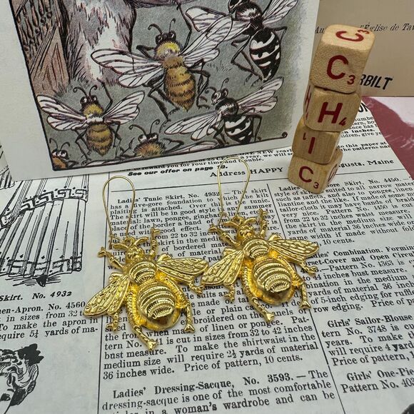Bee Earrings Gold Tone Lightweight Whimsical Bee Earrings - Picture 3 of 5